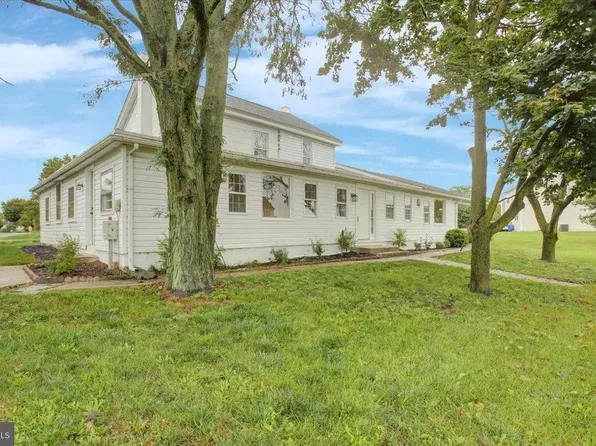 1461 Finch Dr, Chambersburg, PA 17202