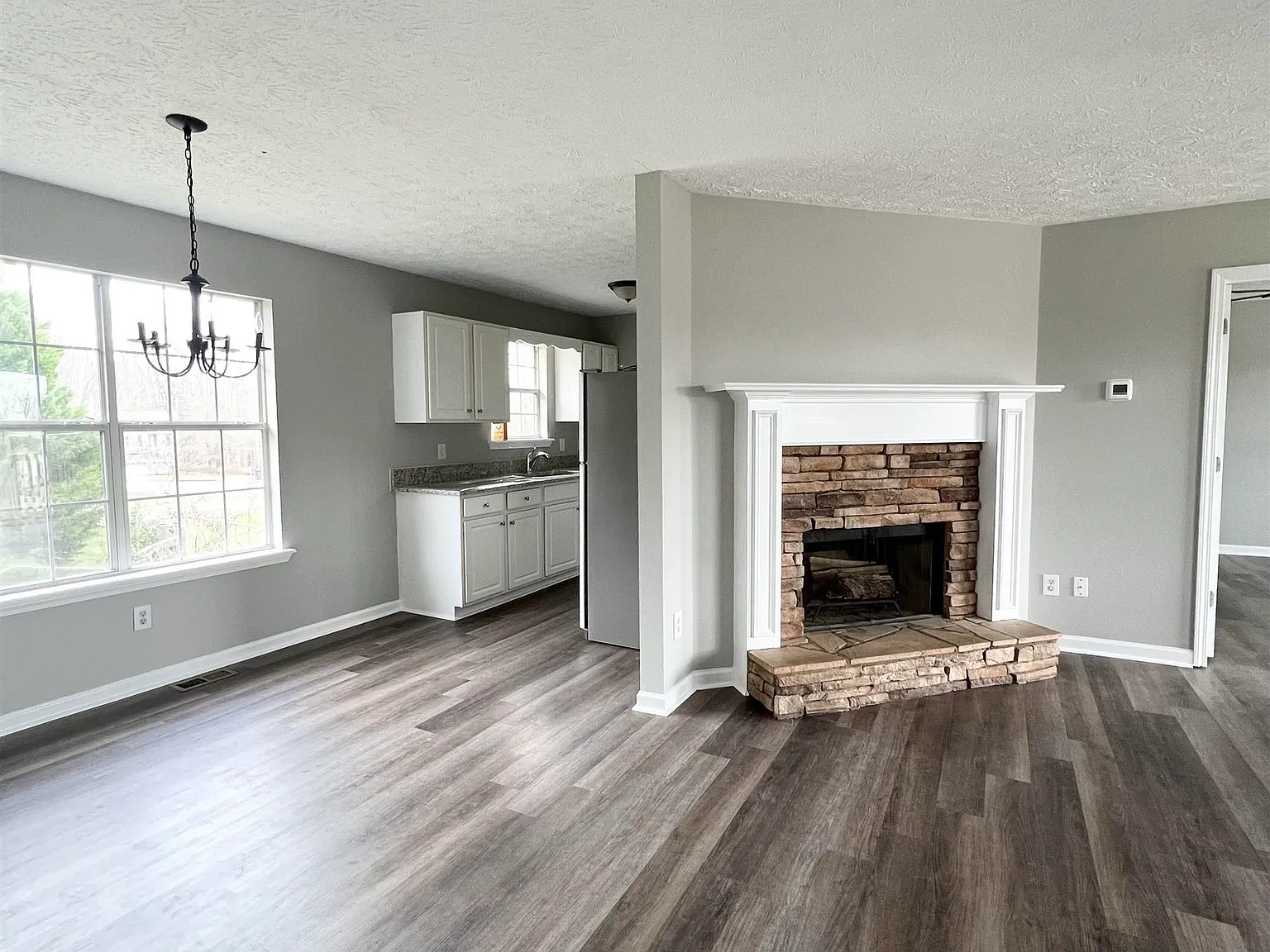 4 bed, 2.0 bath, 1388 sqft, $1,800 — Photo 1