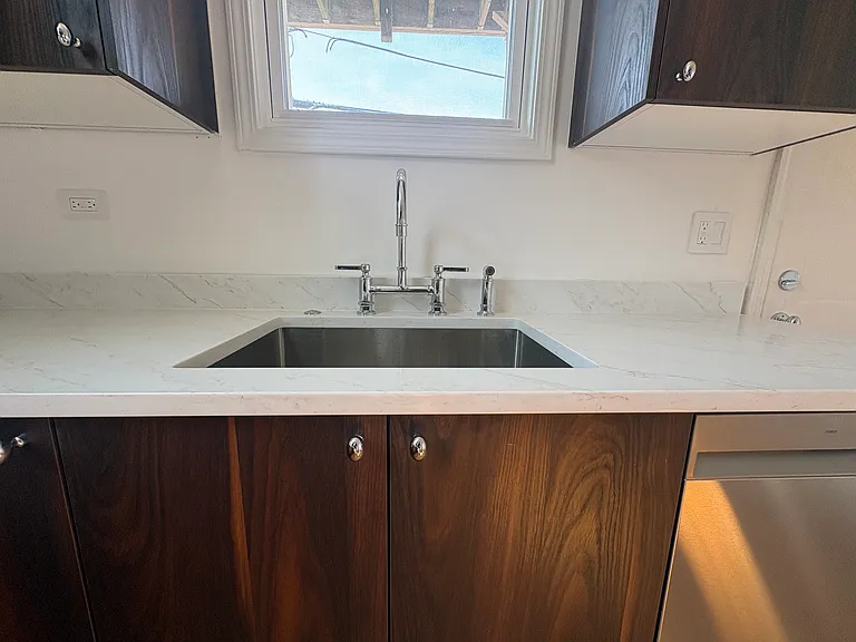 1325 W Barry Ave #1R — Photo 8