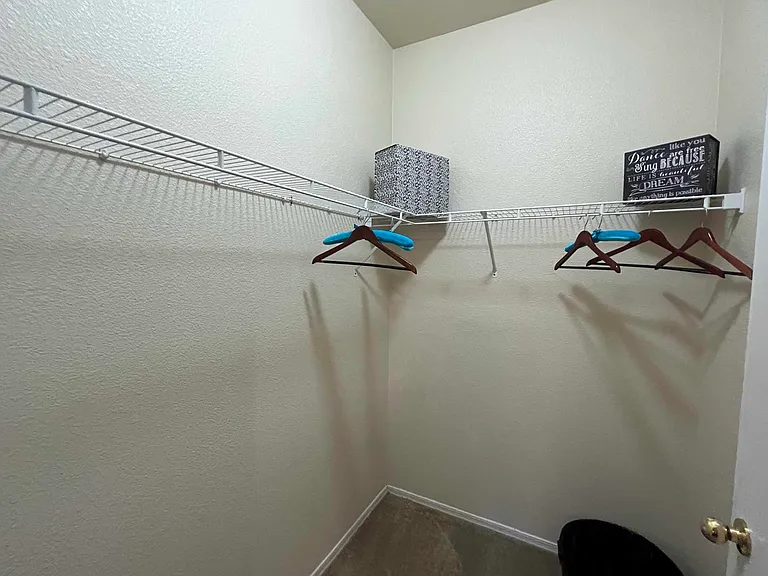 Deer Valley Regency Apartments — Photo 23
