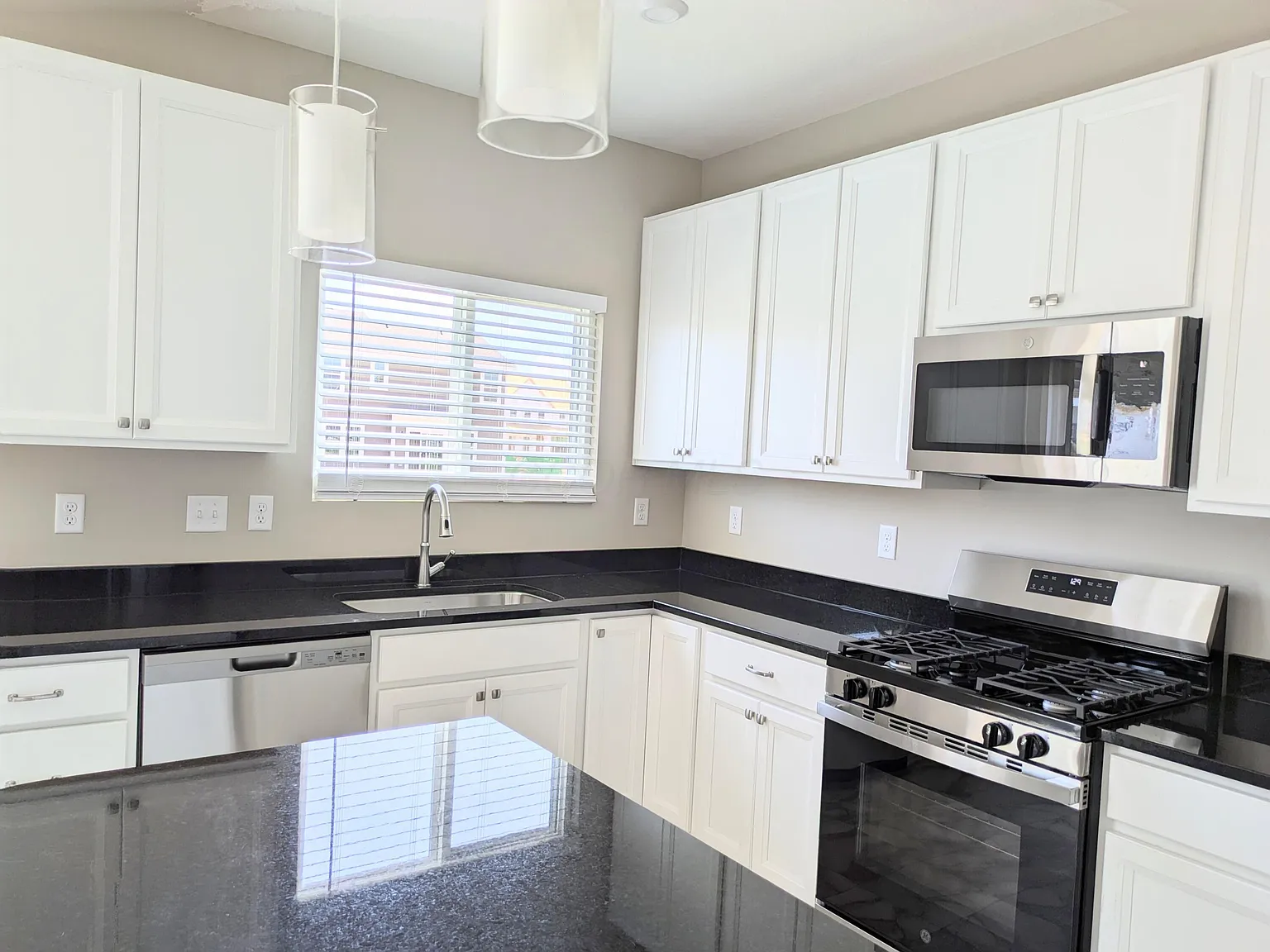 3 bed, 2.5 bath, 2276 sqft, $2,999 — Photo 4