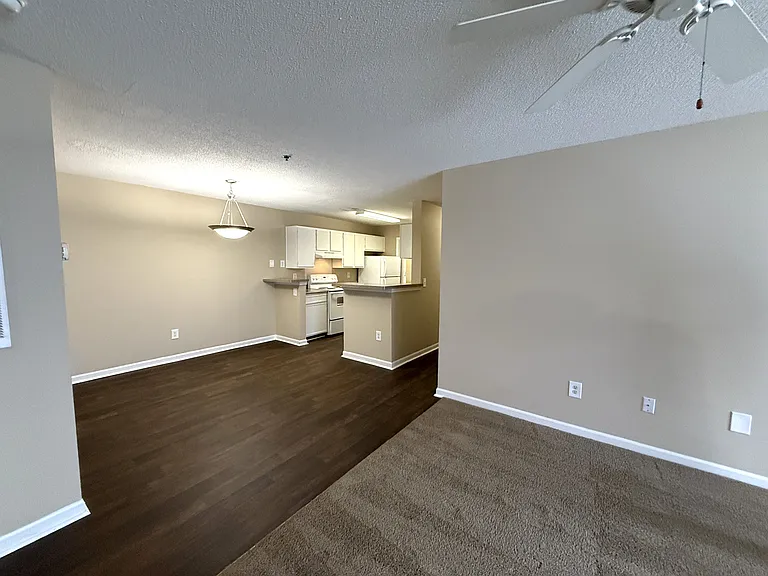 Bellewood Park Apartments — Photo 15