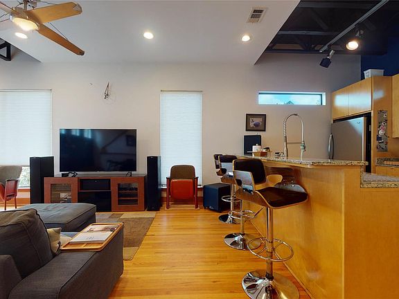 3rd image of 1107 W 21st St Unit A