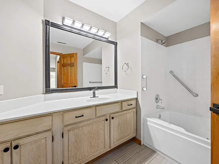 5S560 Paxton Dr #2H — Photo 18