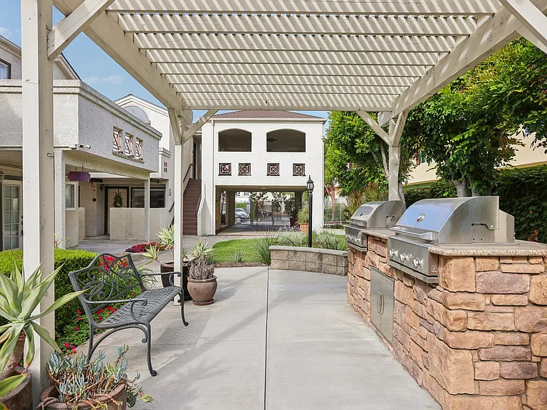 Villas at Whittier — Photo 39