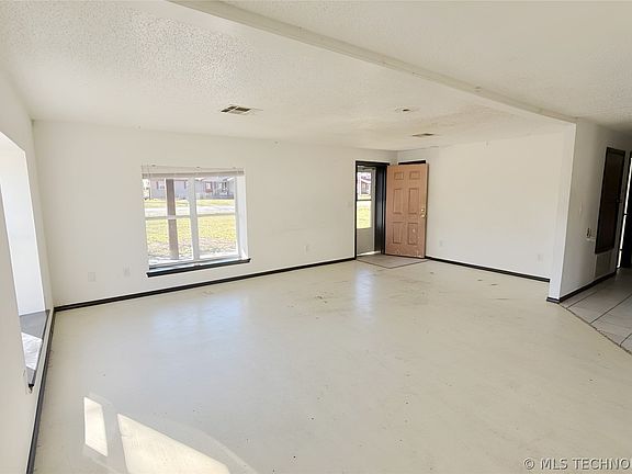 3rd image of 305 W Commercial St
