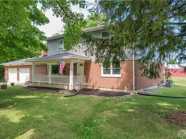 2695 E Possum Rd, Springfield, OH 45502