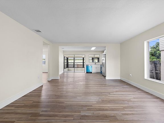 4th image of 623 Lake Dexter Cir