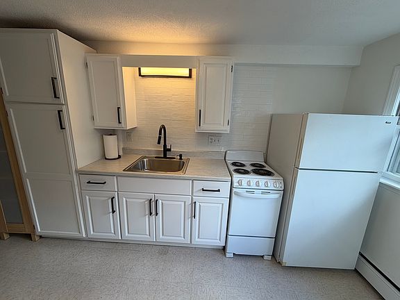 5th image of 160 Brown St #R
