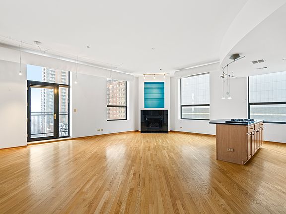 3rd image of 910 S Michigan Ave APT 1011