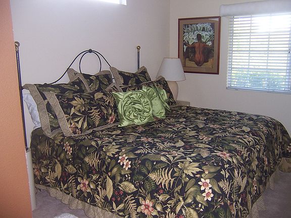 mstr bedrm w/walk-in closets