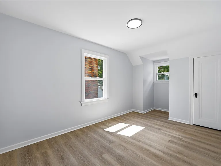 2433 Georgetown Ave — Photo 11