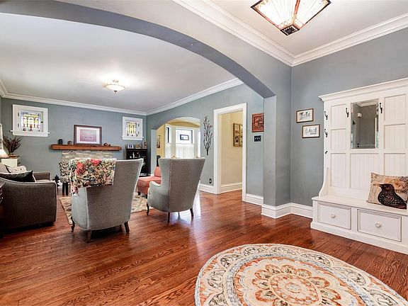 4th image of 1129 Bellerive Blvd