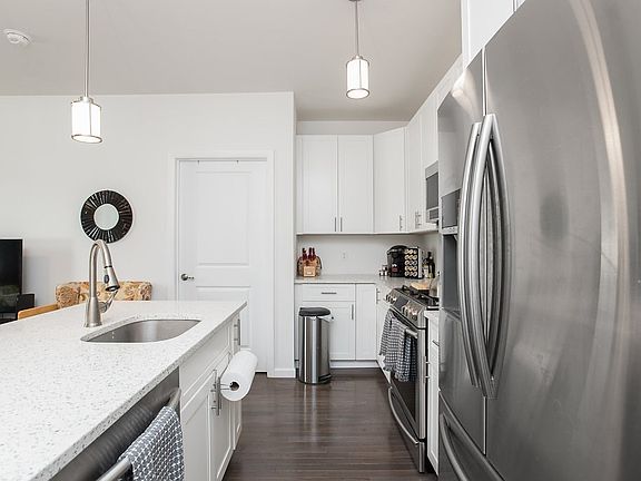 4th image of 850 Newark Ave #3B