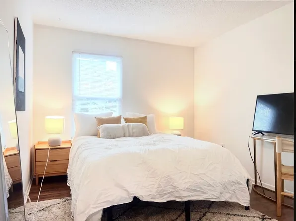 23 Colleen Ct, Kendall Park, NJ 08824