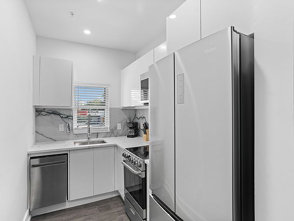 3rd image of 927 S Howard Ave #17