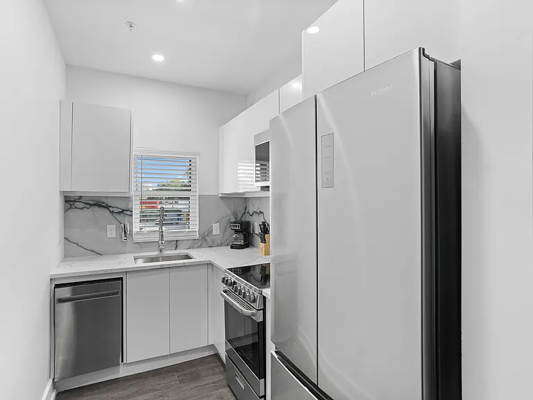 927 S Howard Ave #17 — Photo 2