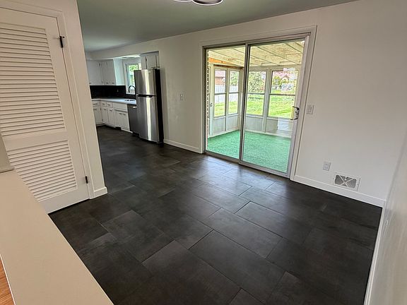 5th image of 328 Sharon Dr
