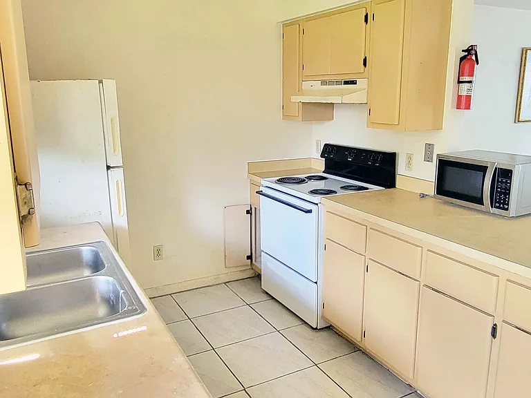 3203 SW 25th Dr — Photo 5