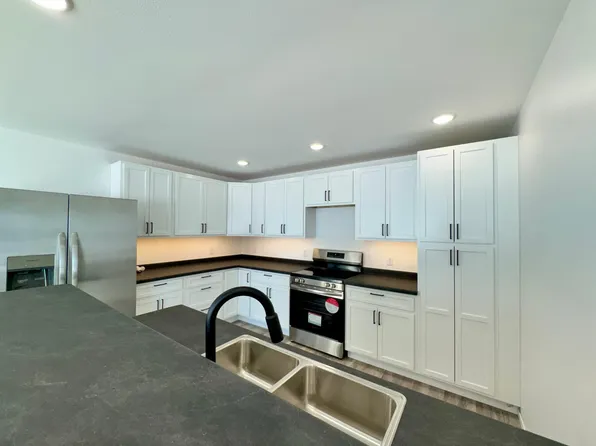 602 Garfield St SE, Warroad, MN 56763