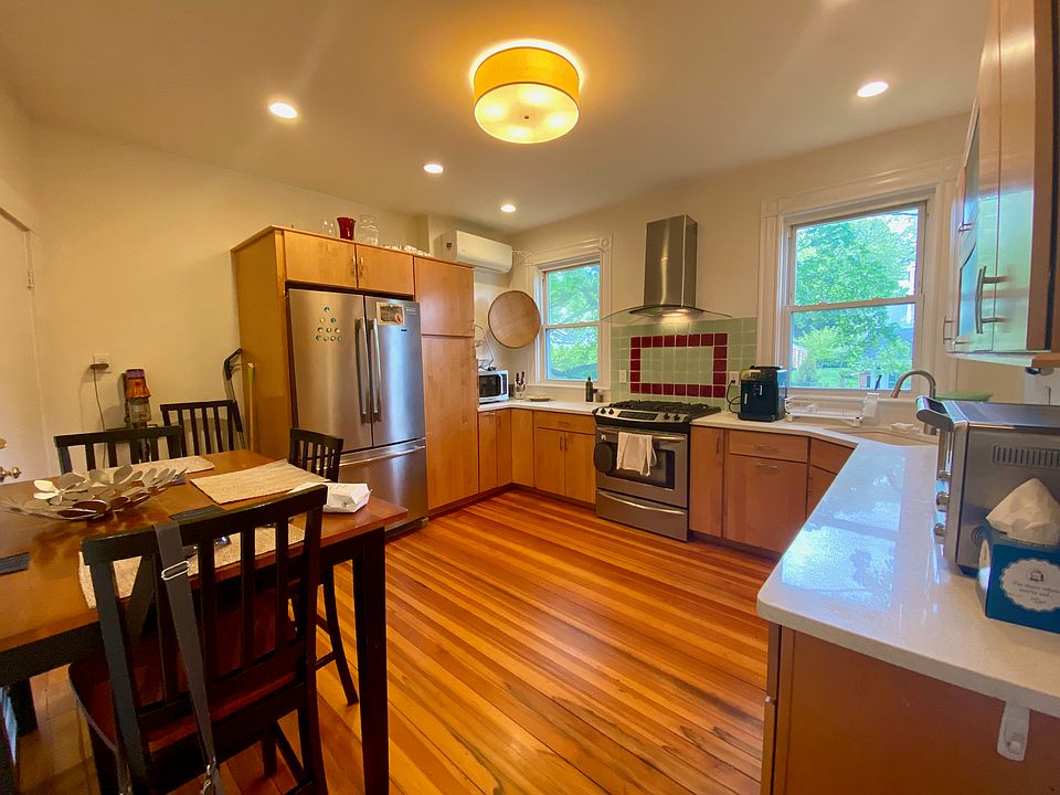 Fully equipped eat-in kitchen
