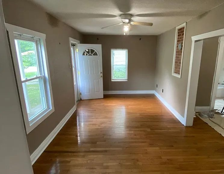 105 Clinton Dr — Photo 2