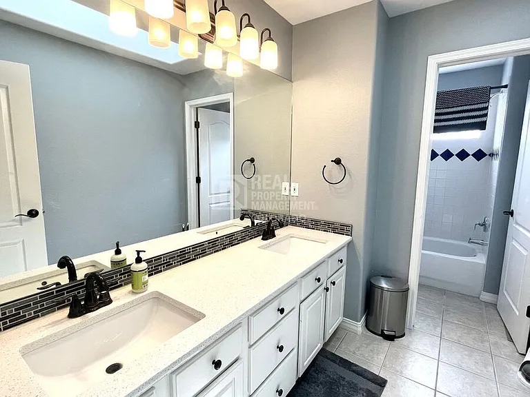 5016 Briscoglen Dr — Photo 3