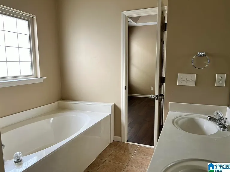 1004 Medinah Dr — Photo 15