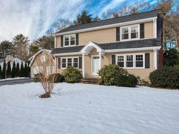 27 Pinecrest Dr, Taunton, MA 02780