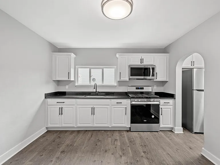 105 Broadway St — Photo 1
