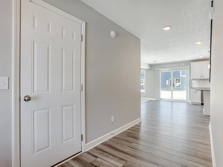 1142 Middlefield Rd — Photo 3