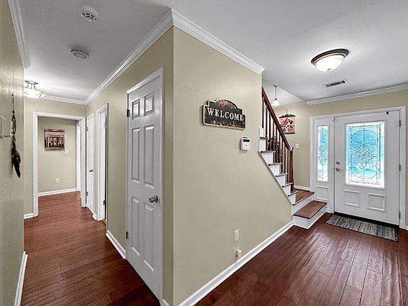 2nd image of 613 Country Club Ave NE