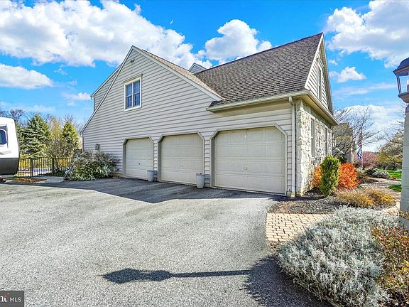 3rd image of 934 Castle Pond Dr