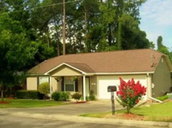 613 Saint Catherine Dr, Waycross, GA 31501