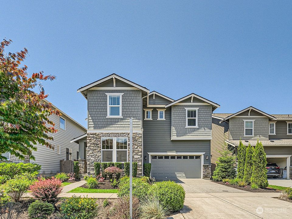 Like new home in River Glen. Close to the neighborhood park and pickle ball court.>