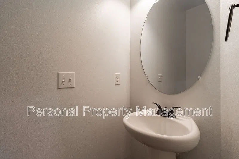 3 bed, 2.5 bath, 1624 sqft, $2,495 — Photo 4