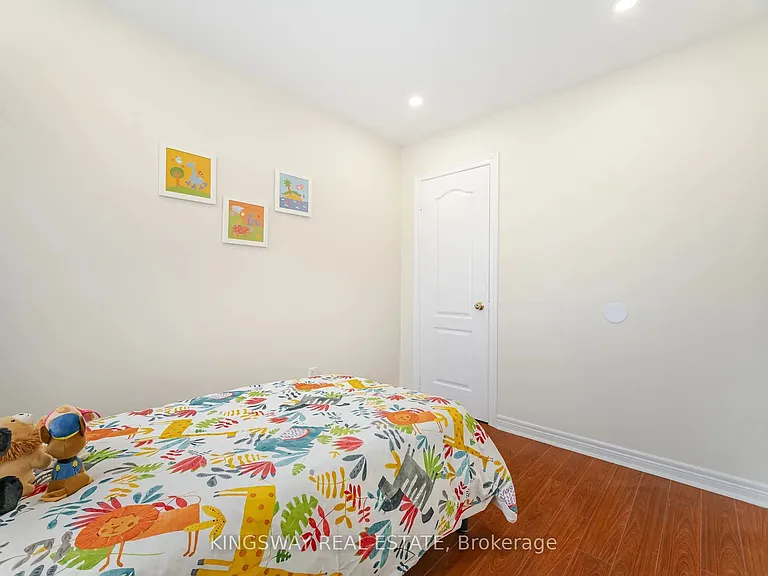 803 Khan Cres — Photo 34