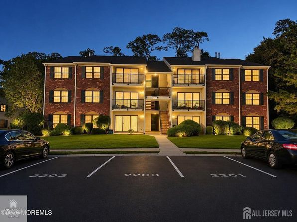 Danbury Ln, East Brunswick, NJ