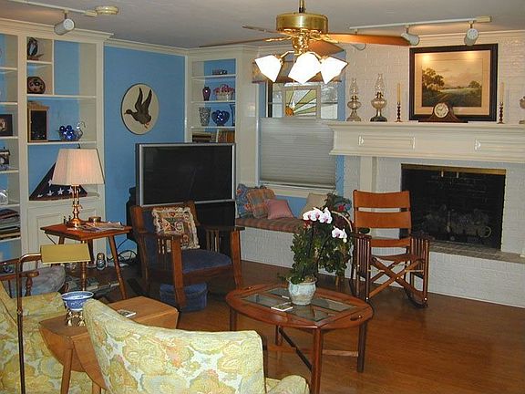 3rd image of 2203 Greenbrier Dr