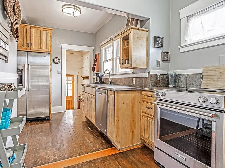 504 Newport Ave — Photo 7