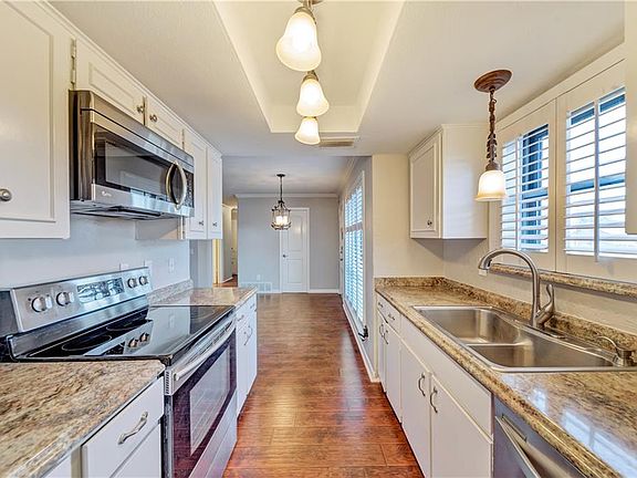 4th image of 3203 Point East Dr