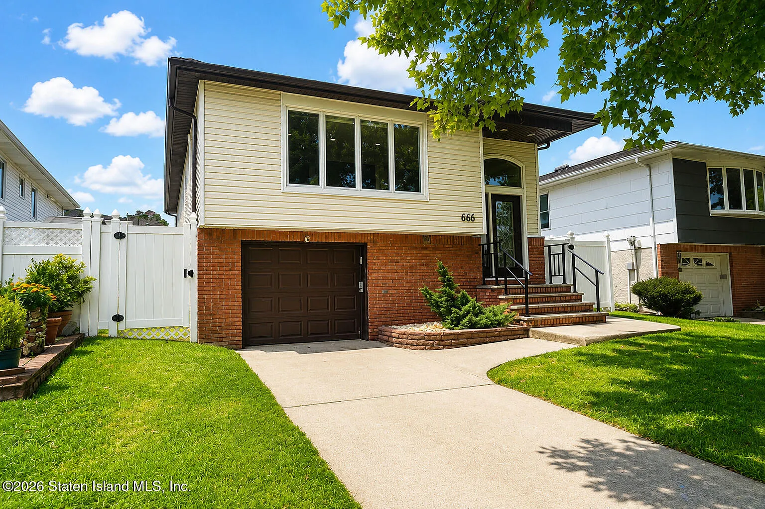 3 bed, 1.5 bath, 2282 sqft, $3,200 — Photo 3