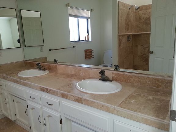 Masterbed - Bathroom