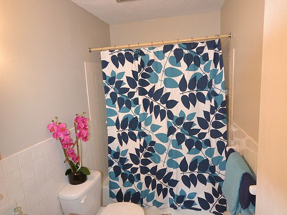 4th image of 1403 Warwick Ave APT 221