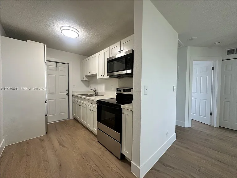 5911 NE 18th Ave #4 — Photo 5