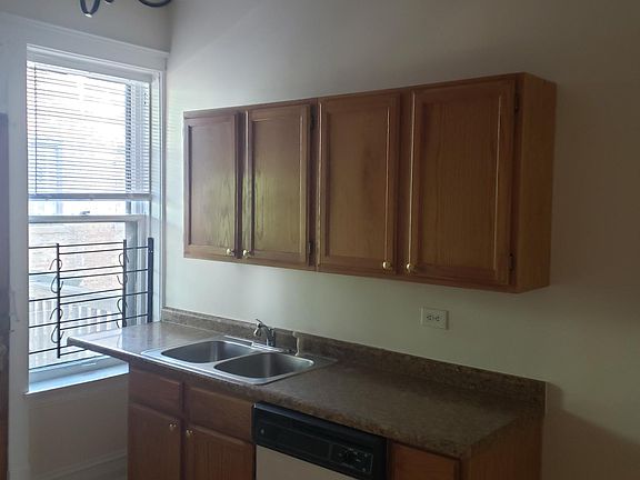 3rd image of 1219 W Waveland Ave #3