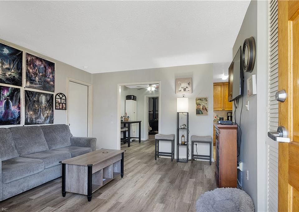 1st image of 107 Fort Worth St
