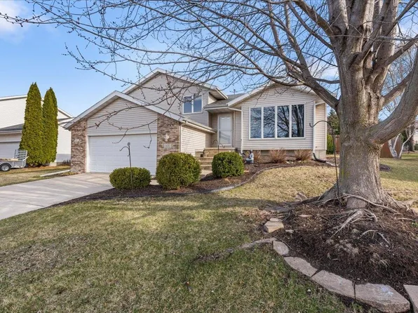 820 Merri Hill Dr, Oregon, WI 53575