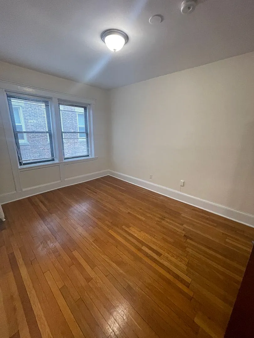 One Bedroom in Clean Elevator Building — Photo 4