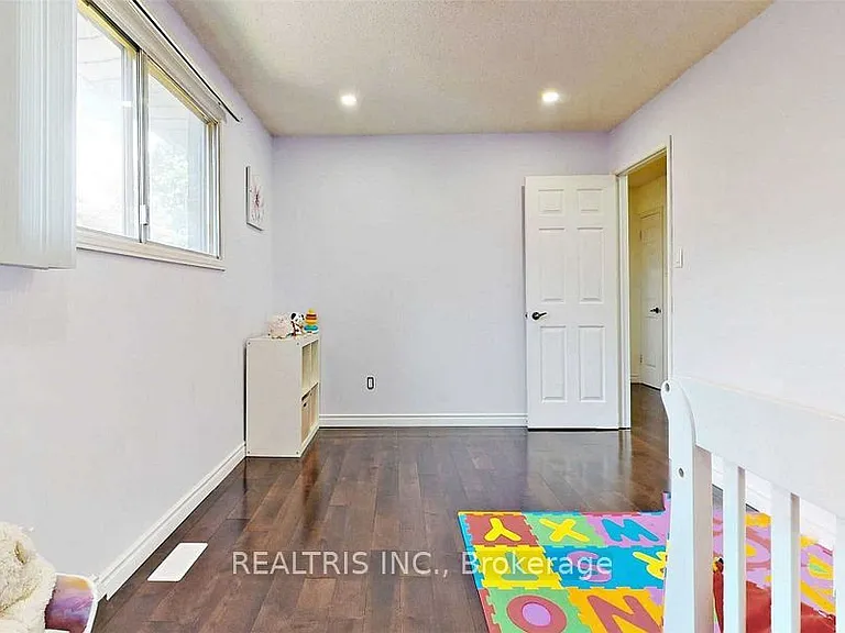 68 Gretman Cres — Photo 31